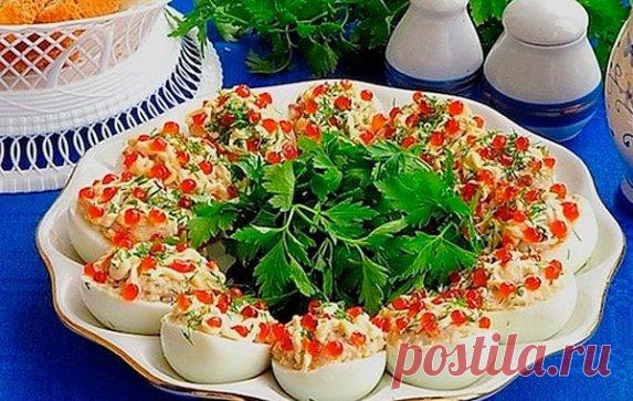 Фаршированные яйца
25 вариантов для начинки:
1. Обжарьте мелко порезанный лук и смешайте с желтком.
2. Твердый сыр с чесноком, майонезом и желтком.
3. Желток с мелко порезанными маслинами или оливками и майонезом.
4. Красная или черная икра. Уже без желтка.
5. Сыр на мелкой терке, грецкие орехи плюс майонез и чеснок. Украсить половинками грецкого ореха.
6. Тунец или сайра с маслинами.
7. Креветки с желтком. Сверху – по целой вареной креветке.
8. Желток, майонез, горчица, соленые огурцы – на те