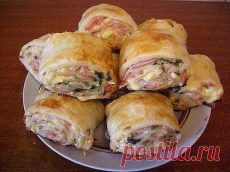 Самые вкусные рецепты: Рулеты из слоеного теста с колбасой и сыром