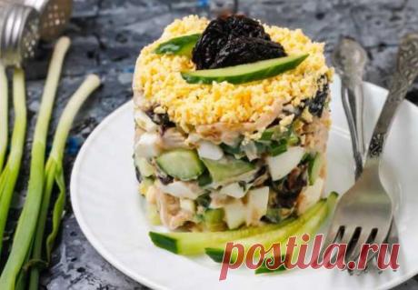 Салат С Черносливом Курицей И Огурцом Салат с черносливом курицей и огурцом вкусный и сочный, имеет легкий весенний аромат. Готовится просто, из доступных продуктов.