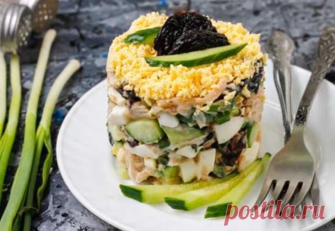 Салат С Черносливом Курицей И Огурцом Салат с черносливом курицей и огурцом вкусный и сочный, имеет легкий весенний аромат. Готовится просто, из доступных продуктов.