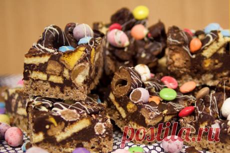 Шоколадный торт без выпечки

Этот шоколадный пасхальный торт  без выпечки из холодильника  сочетается в себе различные вкусы и текстуры. 
Рецепт невероятно прост: требует лишь простой &quot;сборки&quot; и 1 час времени, чтобы он застыл.
Самое невероятное в этом торте то, что вы можете для его приготовления использовать все: шоколадные пасхальные яйца, шоколадных зайчиков, шоколадные батончики, маршмеллоу, печенье, драже и... все вкусное, что осталось от праздника!