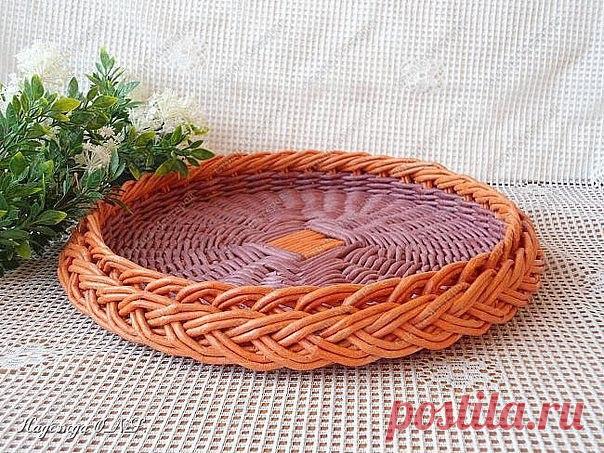 Поднос из газетных трубочек