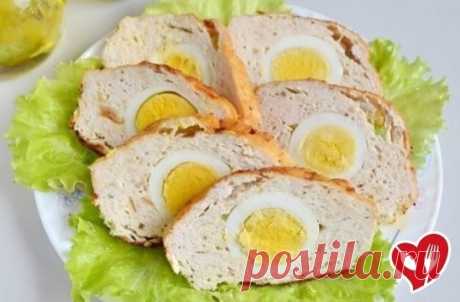 Мясной рулет «Фальшивый заяц»
Ингредиенты:
Куриное филе — 700 г
Белый хлеб вчерашний — 2 ломтика
Молоко (лучше брать жирное) — 100 мл
Сливки или сметана — 60 мл
Соль — по вкусу
Перец черный молотый — по вкусу
Орегано — 0, 5 ч. л.
Тимьян — 0, 5 ч. л.
Мускатный орех — 0, 5 ч. л.
Лук репчатый — 1 шт.
Чеснок — 1 зубчик
Яйцо вареное — 3 шт.
Яйцо сырое — 2 шт.
Растительное масло без запаха — 1 ст. л.
Приготовление:
1. Хлеб поломайте на кусочки и залейте молоком.
2. Куриное филе вымойте, порежьте к