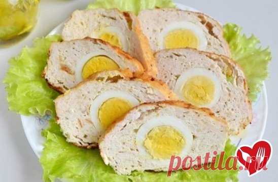 Мясной рулет «Фальшивый заяц»
Ингредиенты:
Куриное филе — 700 г
Белый хлеб вчерашний — 2 ломтика
Молоко (лучше брать жирное) — 100 мл
Сливки или сметана — 60 мл
Соль — по вкусу
Перец черный молотый — по вкусу
Орегано — 0, 5 ч. л.
Тимьян — 0, 5 ч. л.
Мускатный орех — 0, 5 ч. л.
Лук репчатый — 1 шт.
Чеснок — 1 зубчик
Яйцо вареное — 3 шт.
Яйцо сырое — 2 шт.
Растительное масло без запаха — 1 ст. л.
Приготовление:
1. Хлеб поломайте на кусочки и залейте молоком.
2. Куриное филе вымойте, порежьте к