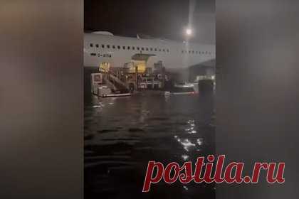 Аэропорт в Германии затопило из-за дождей. Аэропорт Франкфурта в Германии, считающийся самым загруженным в стране, затопило из-за мощных дождей. Вода проникла на взлетно-посадочную полосу, сообщает пресс-служба аэропорта. Наземное обслуживание судов было приостановлено более чем на два часа. Из-за наводнения около 70 рейсов были отменены.