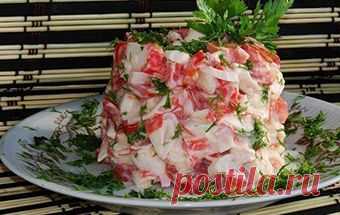 Салат с кальмарами и крабовыми палочками