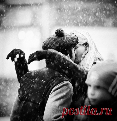 Слыша, как колотится в груди сердце, я подумал, что от поцелуев, возможно умирают. И все же мне хотелось еще.

Марк Леви &quot;Похититель теней&quot;