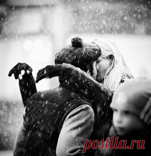 Слыша, как колотится в груди сердце, я подумал, что от поцелуев, возможно умирают. И все же мне хотелось еще.

Марк Леви "Похититель теней"