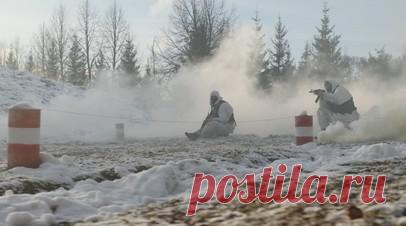 «Хорошо отработали»: как проходят тренировки в учебном центре ВС РФ. Военкор RT DE Иван Полянский побывал в учебном центре Вооружённых сил России и посмотрел, как проводятся занятия по боевой и специальной подготовке. Их участники отрабатывают различные сценарии, включая отражение атак диверсионных групп и штурм опорных пунктов с использованием бронетехники, имитационных средств и БПЛА. Также проходят занятия со связистами, где изучается радиостанция нового поколения «Азарт», играющая ключевую…