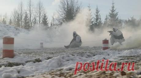 «Хорошо отработали»: как проходят тренировки в учебном центре ВС РФ. Военкор RT DE Иван Полянский побывал в учебном центре Вооружённых сил России и посмотрел, как проводятся занятия по боевой и специальной подготовке. Их участники отрабатывают различные сценарии, включая отражение атак диверсионных групп и штурм опорных пунктов с использованием бронетехники, имитационных средств и БПЛА. Также проходят занятия со связистами, где изучается радиостанция нового поколения «Азарт», играющая ключевую…