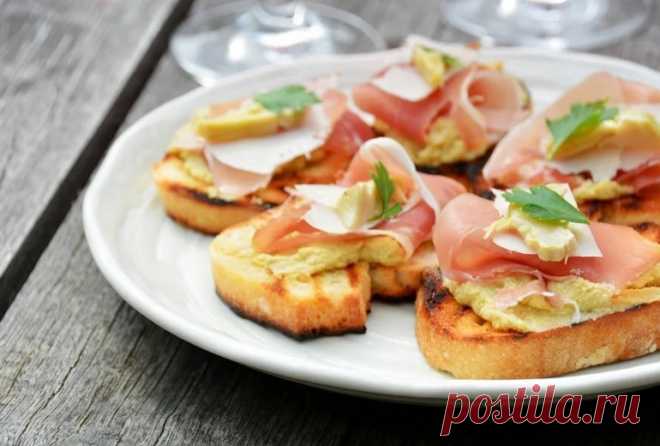 Свежая выпечка — самая вкусная. Однако не всегда удаётся съесть сразу всю буханку хлеба. Что мы делаем в таких случаях? Просто оставляем на потом. А тем временем хлеб черствеет и даже может покрыться плесенью. Давайте узнаем что можно сделать со старым хлебом?