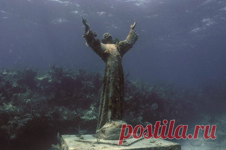 Самые удивительные скульптуры и статуи мира. Иешуа на дне моря на глубине 17 метров в месте гибели аквалангиста. Италия.