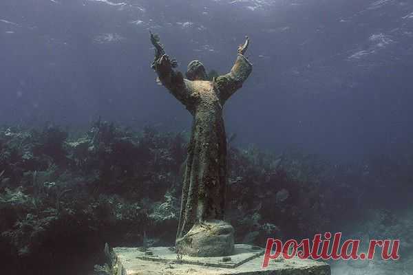 Самые удивительные скульптуры и статуи мира. Иешуа на дне моря на глубине 17 метров в месте гибели аквалангиста. Италия.
