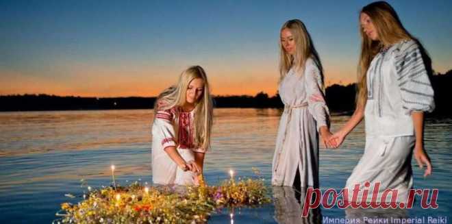 Cлавянский праздник Иван Купала очищение огнём Иван Купала - самый яркий и любимый праздник в календаре славян, неразрывно связанный со стихиями воды и огня, который отмечают в дни летнего солнцестояния.