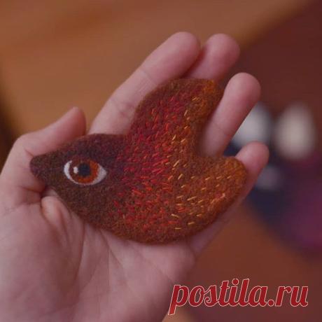 Птице-брошь "Огнёвка"🔥🕊
Шерсть, вышивка. Длина 9 см.
Стоимость 1,550 руб.
💮
💮
💮
#wool#woolrich#woolart#felt#felting#feltingwool#feltart#валяние#валяниеизшерсти#войлок#сухоеваляние#брошь#брошьизшерсти#войлоковаляние#шерстянаяакварель#птица#bird#birds#artoftheday#artstagram