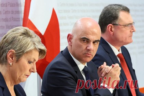 В Швейцарии рассказали о непростой реализации антироссийских санкций. Президент Швейцарии Алан Берсе заявил, что конфедерация делает все возможное для реализации антироссийских санкций в полном объеме, однако это непросто. «Мы приняли санкции и, конечно, относимся к этому совершенно серьезно. Мы делаем все, что возможно, для их полной реализации», — добавил он.