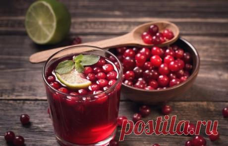 Лечение клюквой
В народной медицине клюква используется для лечения различных заболеваний.
Вот три из них.
1. Лишай.
Надкусите клюкву и смажьте ею лишай. Через несколько подобных процедур лишай исчезнет.
2. Педикулез.
Натрите голову раздавленной клюквой, закройте пленкой и завяжите платком. Продолжительность процедуры 1 час. После этого голову можно вымыть.
3. Гипертония.
Клюква разжижает кровь и снижает таким образом давление.