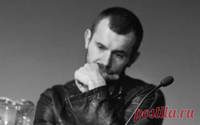 В Мариуполе погиб литовский документалист Кведаравичюс. Мантас Кведаравичюс вел документальные съемки. Он стал известен благодаря фильмам о пытках в Чечне, а также о жизни в Мариуполе во время боевых действий, который вышел в 2016 году