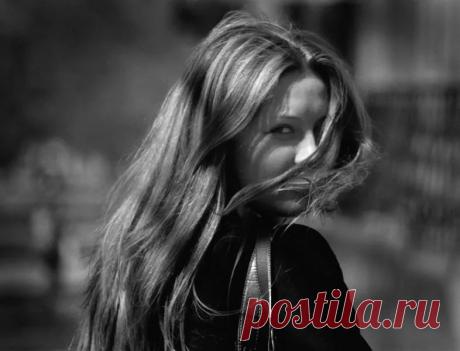 Он умел принимать её всю как есть : вот такую ,разную, иногда усталую, бесполезную , иногда нелепую, несуразную, бестолковую, нелюбезную, безотказную, не железную. Если ты смеешься,- он говорил , я праздную. Если ты горюешь- я соболезную. В. Полозкова •••: 2 тыс изображений найдено в Яндекс.Картинках