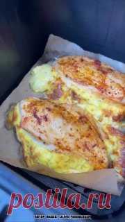 ЯжеХозяйка Нереально сочная и вкусная курочка, обалдеть как вкусно!

Ингредиенты:

-Филе куриное 2 шт.
-Соль, черный перец, паприка, сушеные травы.

Начинка:

-Творог 60 гр.
-Сыр 60 гр.
-Яйцо 1 шт.
-Укроп 4 веточки.
-Чеснок 1 зубчик.
-Соль щепотка.

В духовку 200 градусов на 30 минут.