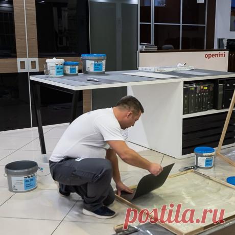 Какой клей выбрать для укладки винила на пол, стены и даже потолок? Разбираемся, какие свойства важны при выборе клея для укладки виниловой плитки. Рассказываем о клеях немецкой компании Wakol для монтажа ПВХ-покрытий.