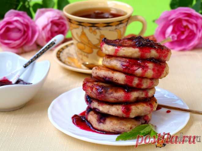 Сырники с чёрной смородиной.