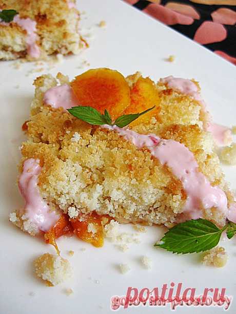Рассыпчатый пирог с персиками и нектаринами.
