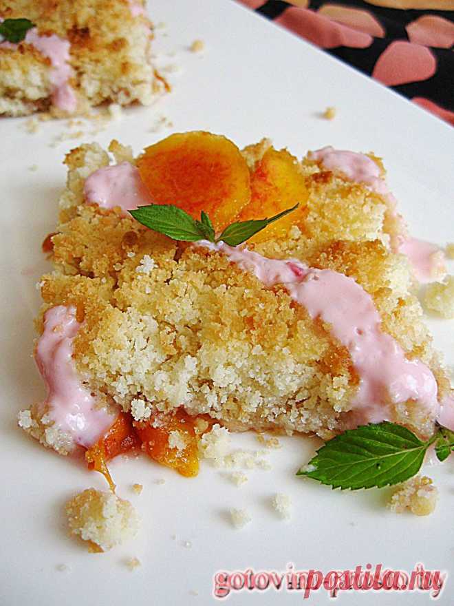 Рассыпчатый пирог с персиками и нектаринами.