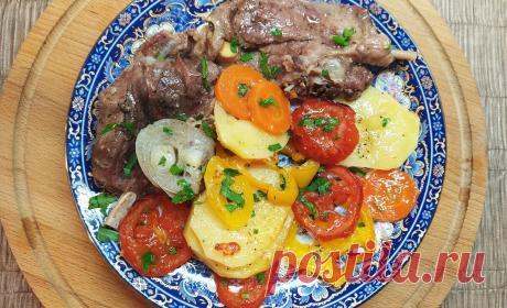 Когда мне хочется особенно вкусное мясо, я готовлю это блюдо Попробовав это блюдо впервые - полюбила навсегда. Теперь я точно знаю, что можно приготовить особенного, чтобы было аппетитно сытно и очень вкусно. Частенько готовлю такое мясо когда жду гостей и я уверенна - будет вкусно всем. Приготовление:Мясо для этого блюда подойдет абсолютно любое (будет