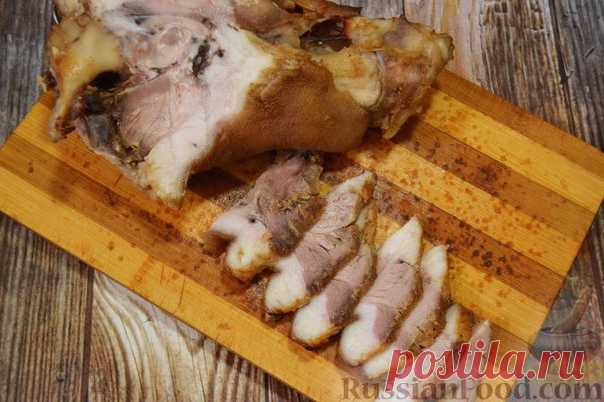 Томленая свиная рулька (в мультиварке) 
Рулька свиная – 1,5 кг 
Соль – по вкусу 
Орех мускатный молотый – 0,5 ч. л. 
Перец душистый – 8 шт. 
Лист лавровый – 3 шт. 
Перец черный горошком – 0,5 ч. л. 
Мед – 2 ст. л. 
Соус соевый – 4 ст. л. 
Горчица крепкая – 1 ч. л. 
Рульку выберем такого размера, чтобы она вошла в чашу мультиварки. Если же рулька все же не входит, то подрубим с тонкого конца. Теперь определимся с программой мультиварки. В некоторых моделях на программе «Туш...