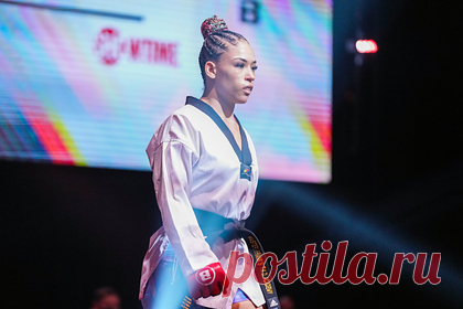 Девушка-боец MMA восхитила фанатов новым откровенным снимком. Девушка-боец MMA Валери Лореда опубликовала новые откровенные снимки. Лореда выложила серию фотографий, на которых предстала в домашнем костюме с мини-шортами. На снимках девушка позирует вместе с собакой, на которой надеты оленьи рога. «Внеси нас в свой список желаний! С Рождеством!» — гласит подпись к посту.