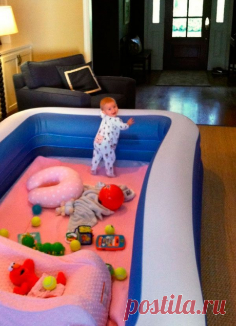 16 гениальных хитростей от современных бабушек. №11 – верх изобретательности! —  Золотая идея для пап, которые остались присматривать за карапузом. Надувной бассейн – ваш ребенок счастлив и при деле!