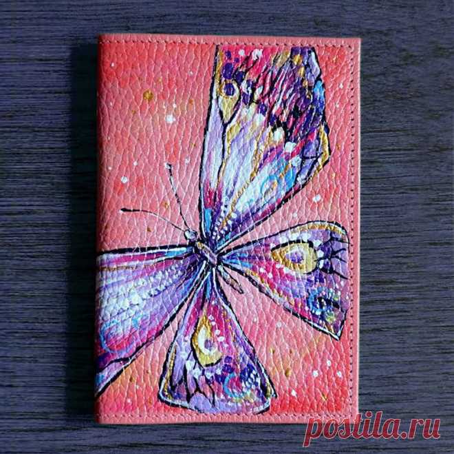 Фантазийная бабочка на вашем паспорте
Девушки любят оригинальные аксессуары, и красивые авторские обложки для паспорта – тоже. Креативные мастера M-Sweet прекрасно знают это, не переставая удивлять новыми, яркими решениями. Представляем вот такую нежную, фантазийную обложку для паспорта с волшебной бабочкой, выполненной в легких весенних красках. Покупайте прямо сейчас на нашем портале или заказывайте похожую, но нарисованную специально для вас!