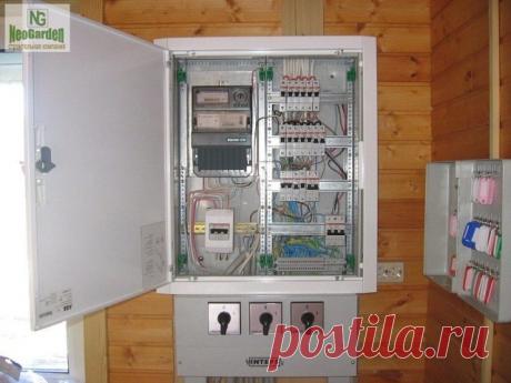 ЭЛЕКТРИКА В ДЕРЕВЯННОМ ДОМЕ 

Ответвление от воздушной линии электропередач (далее ВЛ) производится, как правило, по воздуху. 

 По современным требованиям, ответвление должно быть выполнено изолированным проводом, сечением не менее 16 квадратных миллиметров (как говорят, «16 квадрат») (ПУЭ, 7-е издание, п.п.2.4.12, табл.2.4.2).

 Подключение СИП к ВЛ, а также переход на другой кабель на вводе в дом производится с помощью специальной арматуры. Герметичные сжимы препятствую...