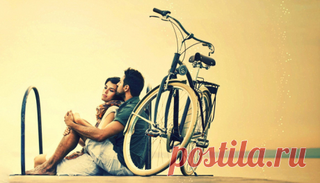 Собираюсь на работу, спрашиваю у жены: – Где моя новая синяя рубашка? – Там. – Там – это где? – В комнате. – В спальне или гостиной? – В спальне. Иду в спальню, открываю шкаф. Нет рубашки. – Её здесь нет. – Есть. – Нет. – Посмотри в шкафу. – Я в шкафу смотрю. Нет её. – С открытыми глазами смотри! – Нет, говорю, её тут! Раздаются шаги супруги – это звук неизбежности. Заходит в спальню, подходит к шкафу, НЕ ГЛЯДЯ засовывает внутрь руку и вытаскивает мою рубашку. Молчаливый взгляд, который…