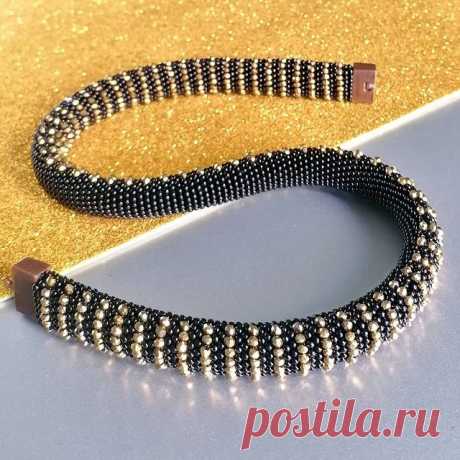 🌟Новое оригинальное колье с бусинами.
⠀
⠀🌟В чем же оригинальность? А в том, что украшение плоское и бусины расположены только с одной стороны. Поэтому, носить такое колье будет удобно и комфортно.
⠀
⠀🌟Колье связано из чешского бисера и бусин - ронделей. Дополнено магнитной застежкой с фиксатором. Длина - 44 см, ширина - 1,5 см. Украшение продано. Возможен повтор.
⠀Цена - 630 гривен, 1750 рублей.
⠀
⠀🌟А если вы хотите сами связать такое украшение, но не знаете как, я мог...