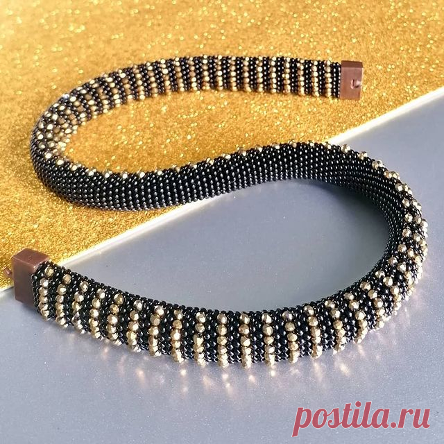 🌟Новое оригинальное колье с бусинами.
⠀
⠀🌟В чем же оригинальность? А в том, что украшение плоское и бусины расположены только с одной стороны. Поэтому, носить такое колье будет удобно и комфортно.
⠀
⠀🌟Колье связано из чешского бисера и бусин - ронделей. Дополнено магнитной застежкой с фиксатором. Длина - 44 см, ширина - 1,5 см. Украшение продано. Возможен повтор.
⠀Цена - 630 гривен, 1750 рублей.
⠀
⠀🌟А если вы хотите сами связать такое украшение, но не знаете как, я мог...