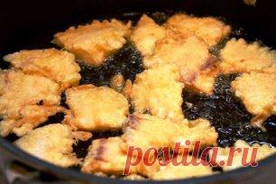 6 РЕЦЕПТОВ КЛЯРА ДЛЯ РЫБЫ
1. Рыба в сырном кляре 
Рыба в этом кляре получается очень вкусная и достаточно сытная. 
филе рыбы – 200 г; 
майонез – 3 ст. ложки; 
яйцо – 4 шт.; 
твердый сыр – 100 г. 
Приготовление: 
Способ приготовления рыбы в кляре достаточно простой. Сыр натираем на крупной терке, смешиваем с яйцами и майонезом. Все тщательно перемешиваем, добавляем соль, перец и муку. Все снова перемешиваем. Берем филе рыбы, режем на небольшие кусочки, обмакиваем каждый в сырный кляр и обжаривае