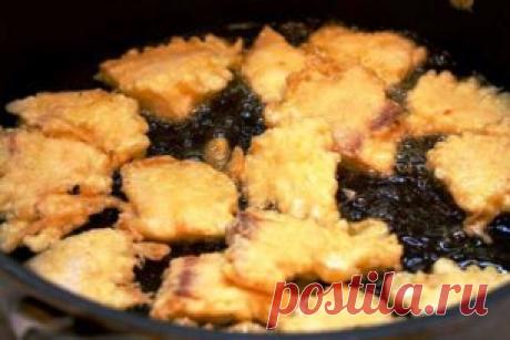 6 РЕЦЕПТОВ КЛЯРА ДЛЯ РЫБЫ
1. Рыба в сырном кляре 
Рыба в этом кляре получается очень вкусная и достаточно сытная. 
филе рыбы – 200 г; 
майонез – 3 ст. ложки; 
яйцо – 4 шт.; 
твердый сыр – 100 г. 
Приготовление: 
Способ приготовления рыбы в кляре достаточно простой. Сыр натираем на крупной терке, смешиваем с яйцами и майонезом. Все тщательно перемешиваем, добавляем соль, перец и муку. Все снова перемешиваем. Берем филе рыбы, режем на небольшие кусочки, обмакиваем каждый в сырный кляр и обжаривае