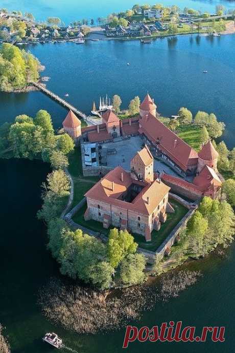 Тракайский замок на озере Гальве, Литва