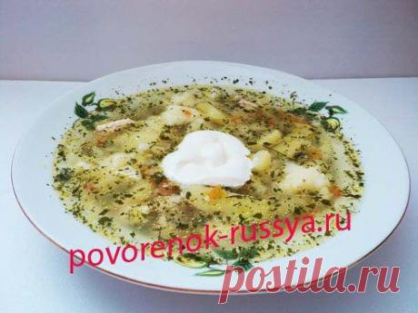 КУРИНЫЙ  С КЛЕЦКАМИ.
Берем :  курица,  лук, морковь,  лавровый лист,  душистый перец,  картофель,  мука,  яйца,  соль,  зелень,  растительное масло — все ингредиенты в свободной пропорции.  Подробнее на сайте - https://povorenok-russya.ru/.