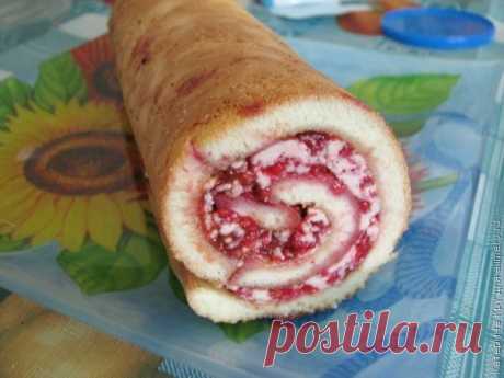 Бисквитный рулет с малиной