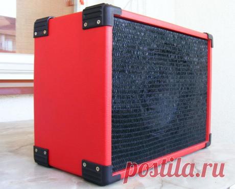 Гитарный комбик с эффектами своими руками Приветствую, радиолюбители-самоделкины! Электрогитары выделяются на фоне остальных музыкальных инструментов тем, что не звучат сами по себе - их звук воспроизводится через специальное устройство, комбик (комбинированный усилитель), звуковой сигнал которому передаётся от гитары по электрическому