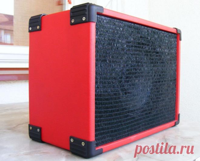 Гитарный комбик с эффектами своими руками Приветствую, радиолюбители-самоделкины! Электрогитары выделяются на фоне остальных музыкальных инструментов тем, что не звучат сами по себе - их звук воспроизводится через специальное устройство, комбик (комбинированный усилитель), звуковой сигнал которому передаётся от гитары по электрическому