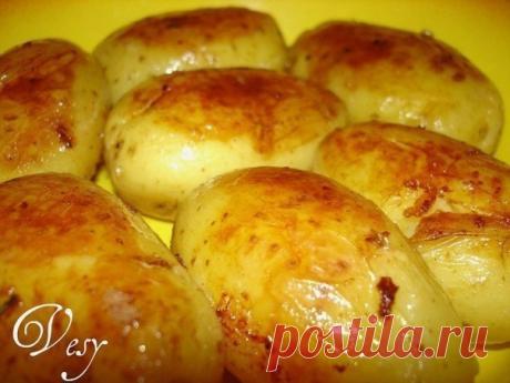 ОЧЕНЬ ВКУСНАЯ КАРТОШЕЧКА - НЕОБЫЧНЫЙ СПОСОБ

Пробовала готовить этот картофель и с куриным бульоном, и со сливочным маслом. Всегда получается очень вкусно. Детки уплетают такую картошечку за обе щеки. 

Рецептик:

Выбираю более-менее ровный картофель, укладываю в тефлоновую сковороду у которой есть крышка, не плотно. Молодую картошечку не очищаю от кожуры, просто хорошо мою. 

Заливаю водой или бульоном на три четверти. Добавляю кусочек масла 40-50 гр и немного розмарина с...