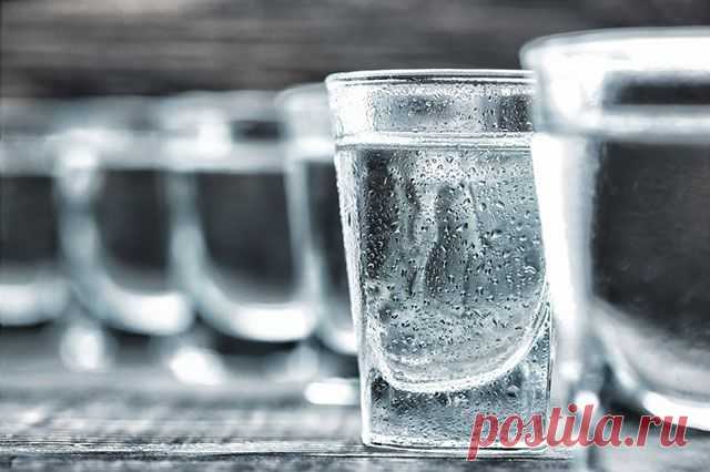 40-градусный «врач». Что и как лечат водкой? - Я ЗДОРОВ! - медиаплатформа МирТесен Такой крепкий горячительный алкогольный напиток, как водка, в России нередко используется совершенно не по назначению. Многие любители прогреть себя изнутри и продезинфицировать организм с помощью 40-градусной считают, что водка — отличное лекарственное средство. Причем, судя по количеству рецептов...