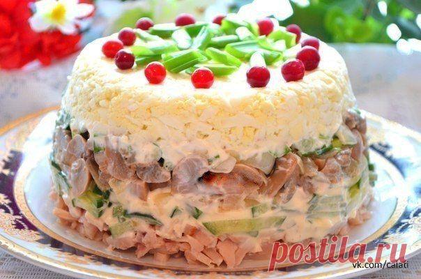 Куриный салат с яйцами и грибами