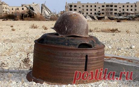 Проклятый остров | Чёрт побери Почти 45 лет на богом забытом острове посреди Аральского моря существовал советский центр по испытанию биологического оружия. Жилой городок со школой, магазинами, почтой, столовой, научные лаборатории и, естественно, полигон, где проходили широкомасштабные испытания смертельно опасных биологических агентов, включая сибирскую язву, чуму, туляремию, бруцеллез, тиф. В начале 1990-х после распада СССР военные бросили в аральских песках и город, и...