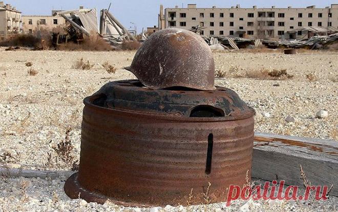 Проклятый остров | Чёрт побери Почти 45 лет на богом забытом острове посреди Аральского моря существовал советский центр по испытанию биологического оружия. Жилой городок со школой, магазинами, почтой, столовой, научные лаборатории и, естественно, полигон, где проходили широкомасштабные испытания смертельно опасных биологических агентов, включая сибирскую язву, чуму, туляремию, бруцеллез, тиф. В начале 1990-х после распада СССР военные бросили в аральских песках и город, и...