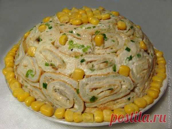 Салат "Кружевница". С кружевной шапочкой из омлетных колечек и куриными сердечками.